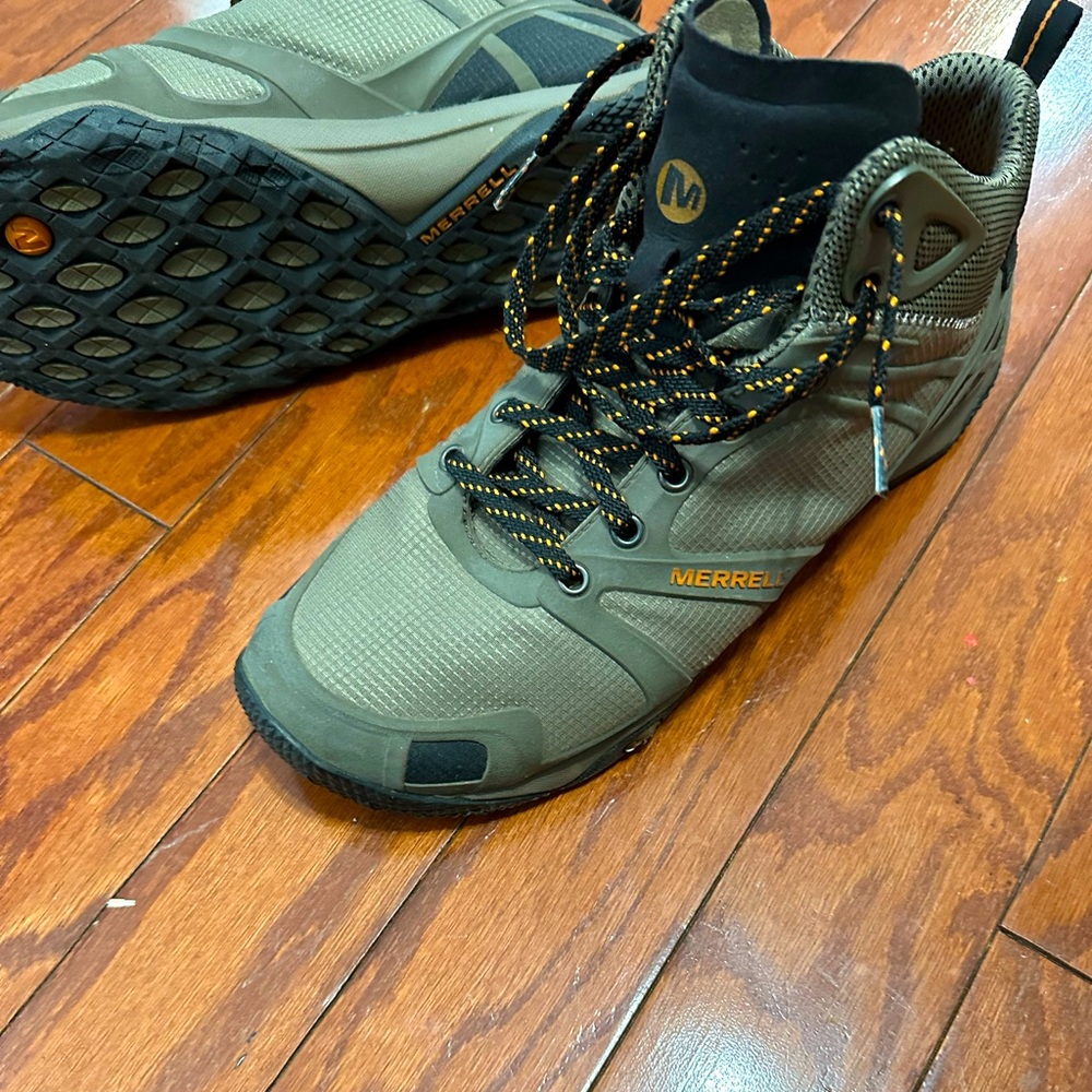 Men’s MERRELL hiking sneaker/boots. Size 10.5